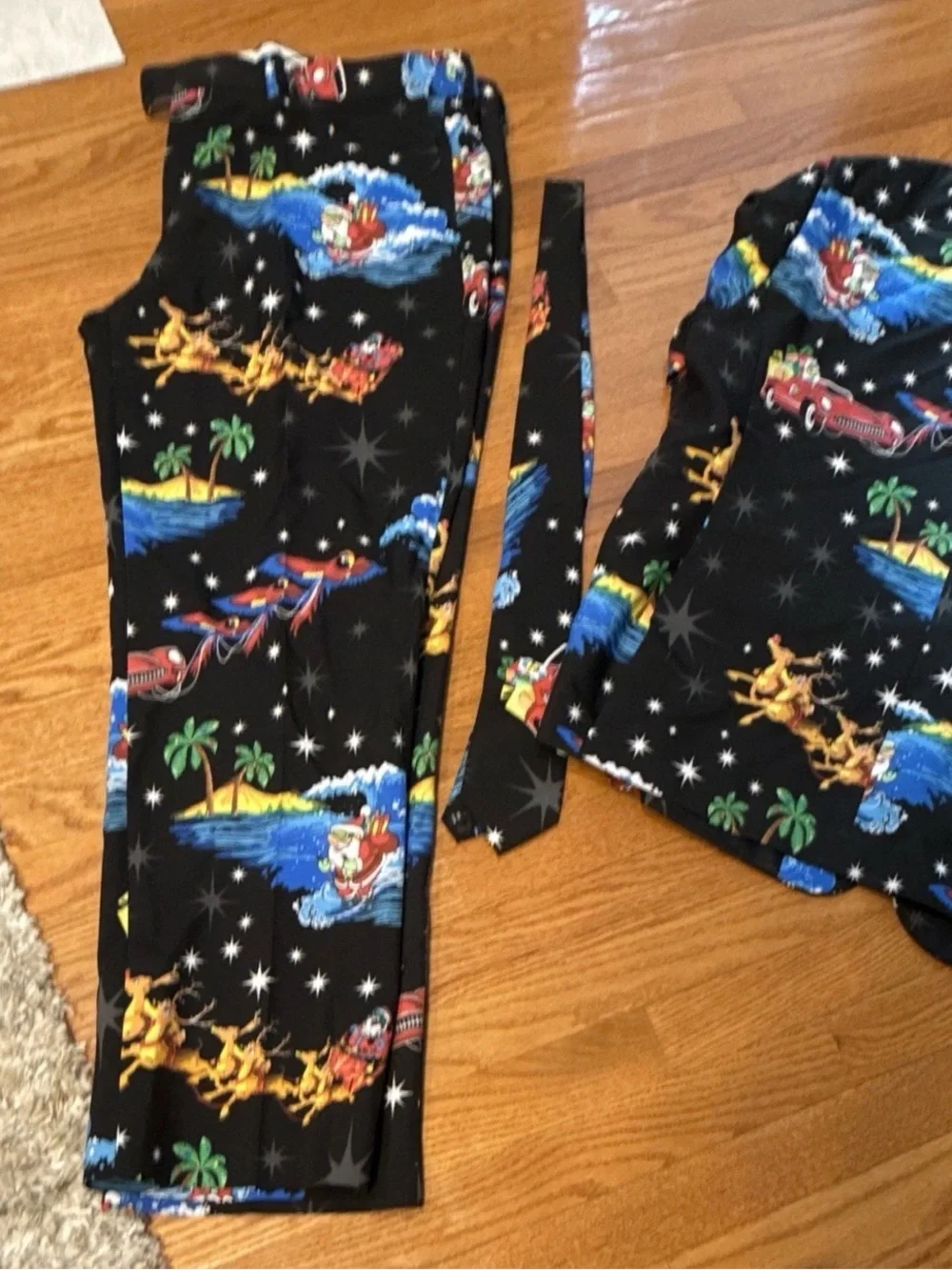 Men’s Black Holiday Print Suit with Tie 44R or 4XL